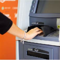 Persona utilizando cajero automático del Banco Popular.