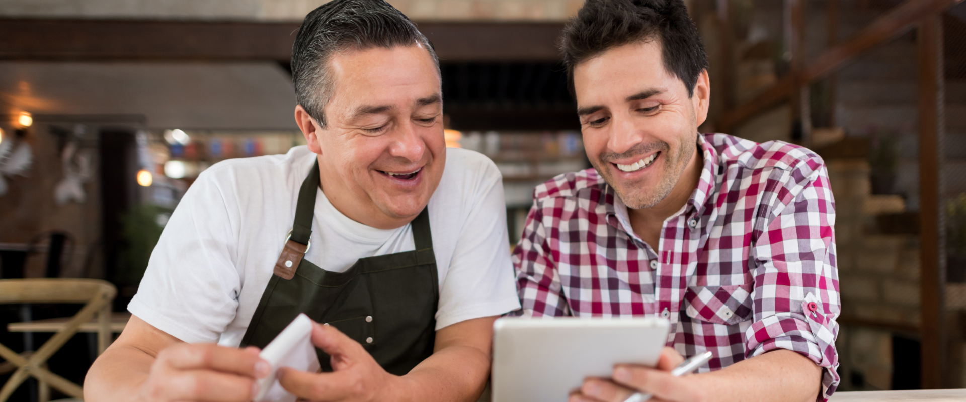imagen de dos hombres utilizando una tablet