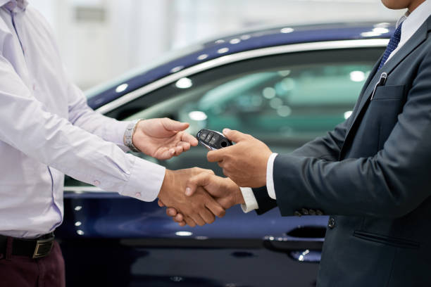 Imagen de un Vendedor dando las llaves del auto al cliente