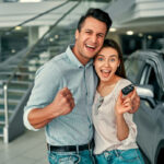 imagen de Feliz pareja joven compra un auto nuevo