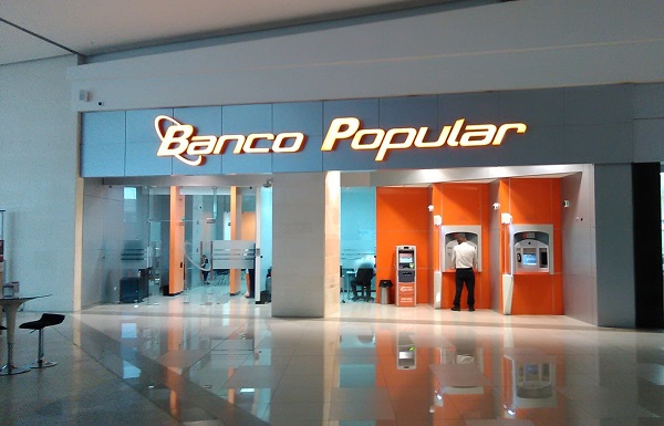 alt="imagen de una oficina del Bancp popular"