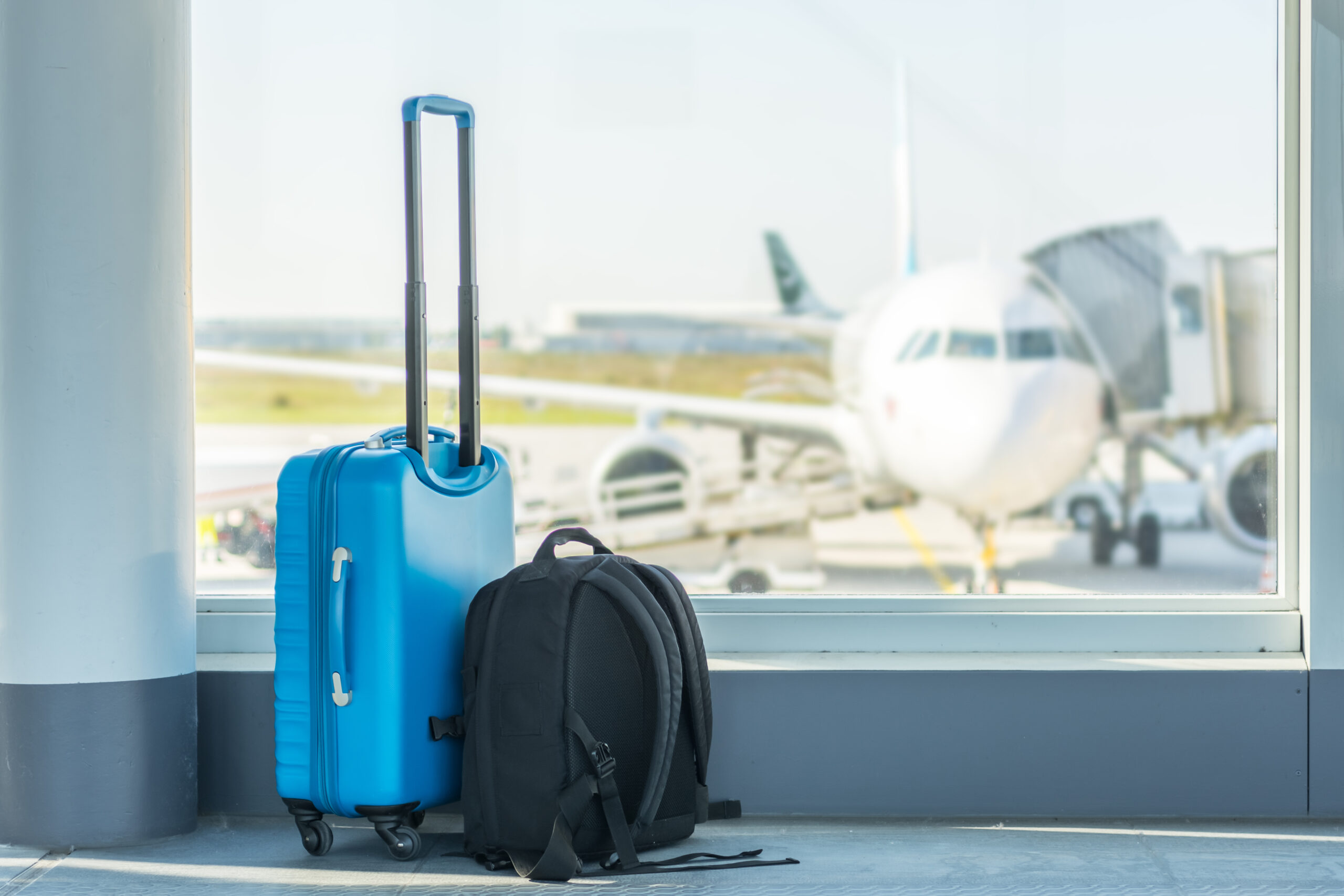 Dos maletas de mano en sala de espera de un aeropuerto