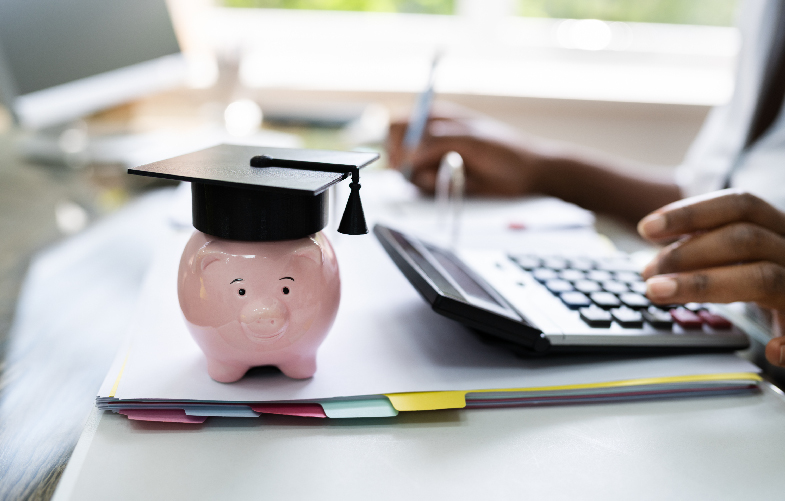 Imagen de persona con una calculadora y una alcancia