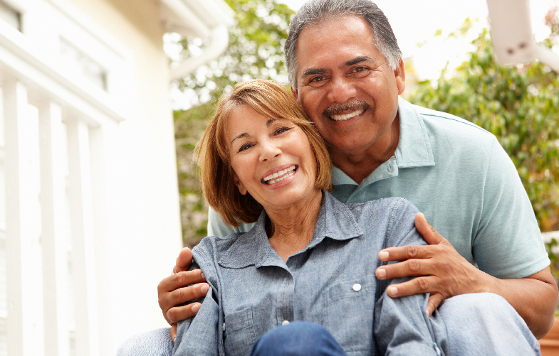 iamgen de mujer y hombre de edad mayores abrazados