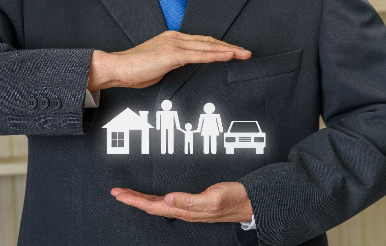 imagen de un hombre con traje negro y en sus manos se ven una imagen con una casa, familia y un carro