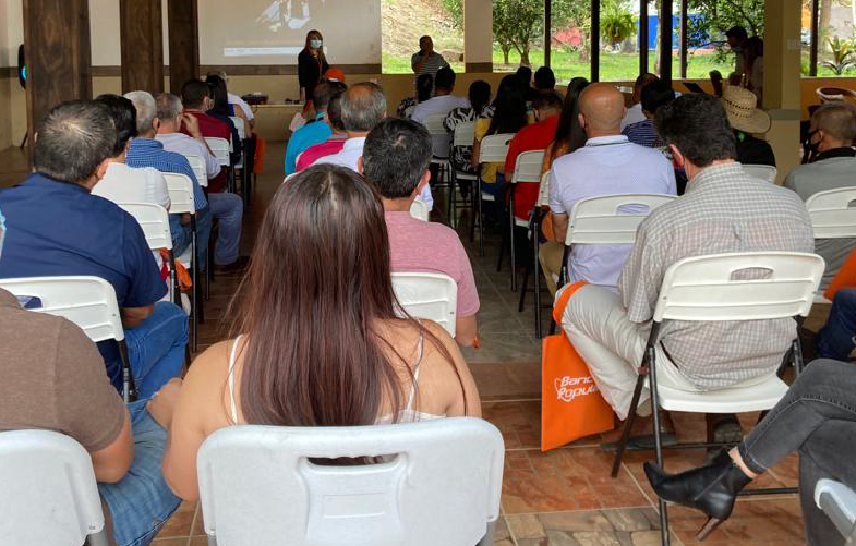 imagen de actividad llevada a cabo con empresarias de la zona de Orosi