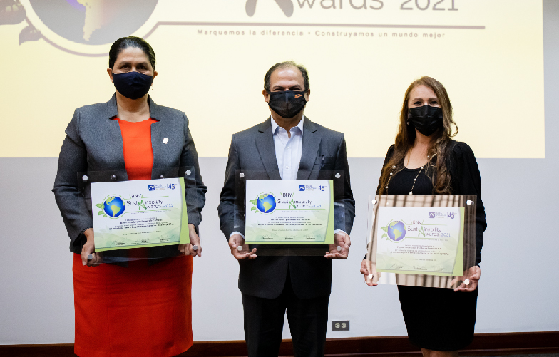 IMAGEN DE REPRESENTANTES DEL BANCO Y LA SOCIEDAD ANÓNIMA, POPULAR FONDOS DE INVERSIÓN EN LA ENTREGA DE LOS PREMIOS “BNV SUSTAINABILITY AWARDS"