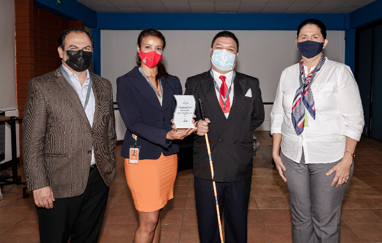 imagen de representantes del Banco Popular y el CONAPDIS con el premio otorgado al Banco Popular