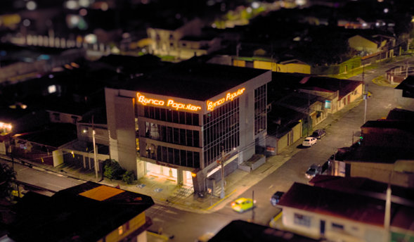 Foto aérea del edificio del Banco Popular ubicado en Moravia.