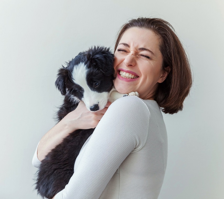 alt="imagen de mujer abrazando un perro"