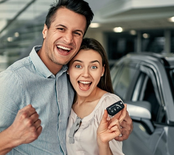 imagen de pareja con auto nuevo