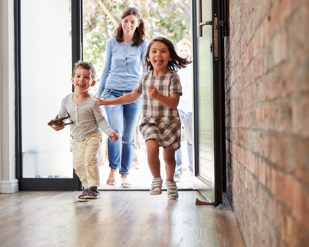 imagen de niños corriendo a un futuro mejor con los créditos del banco popular