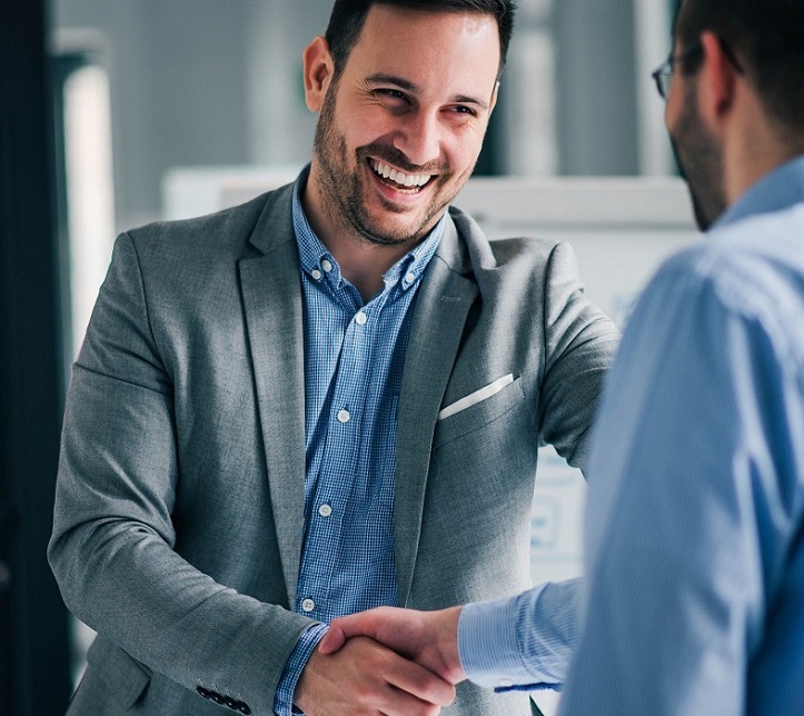 imagen de dos hombres saludandose con las manos