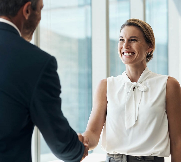Persona recibiendo asesoría sobre soluciones de crédito en una oficina del Banco Popular.