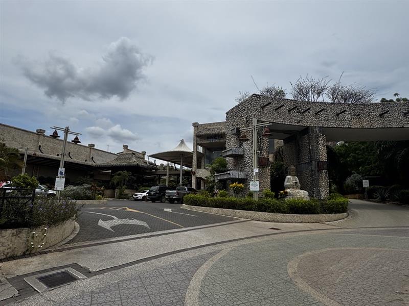 entrada a Garden Plaza