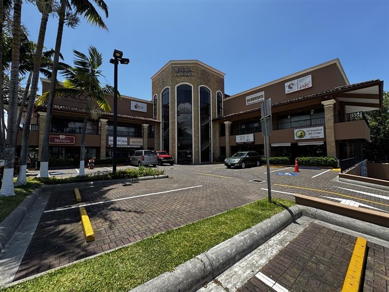 edificio de plaza mundo en la fechada principal