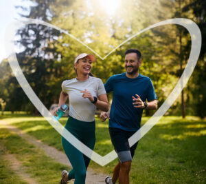 Pareja corriendo en sendero en medio de naturaleza