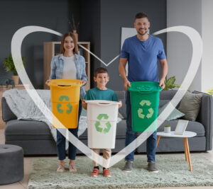 Una familia de padre, madre e hijo sonríen mientras sostienen recipientes para el cuidado del medio ambiente. En la imagen, hay un corazón blanco superpuesto.
