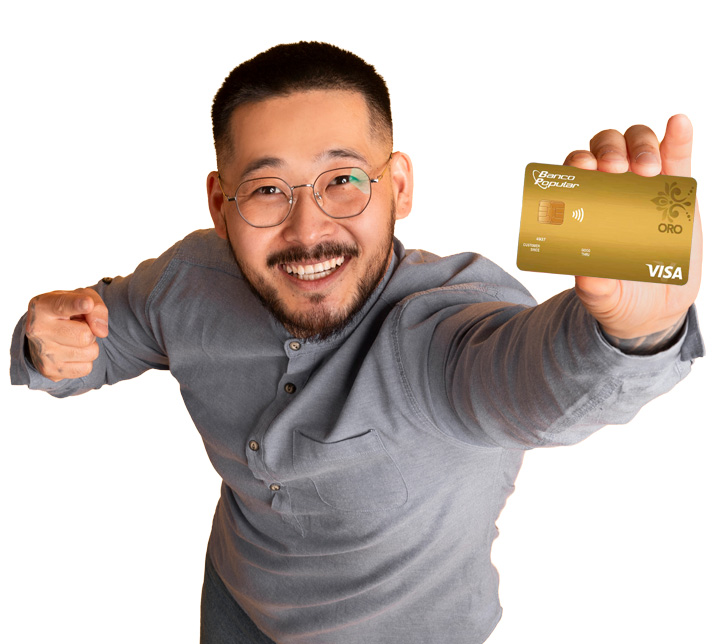 Persona sosteniendo una tarjeta de crédito del Banco Popular.