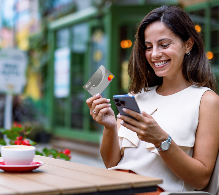 Cliente utilizando una Tarjeta de Crédito Mastercard del Banco Popular