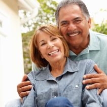 iamgen de mujer y hombre de edad mayores abrazados
