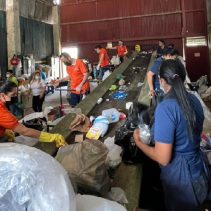IAMGEN DE FUNCIONARIOS DEL BANCO EN UNA PLANTA DE RECICLAJE