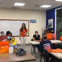 imagen de personas que reciben capacitación en el proyecto ONG La Luciérnaga