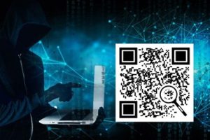 Persona vestida de negro con guantes negros y sin identificarse el rostro, con una computadora en mano y a la par un código QR con una lupa.