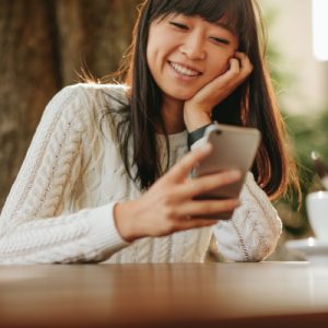 imagen de mujer viendo el celular en la mano