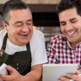imagen de dos hombres utilizando una tablet