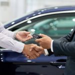 Imagen de un Vendedor dando las llaves del auto al cliente