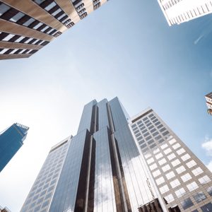 imagen de un panorama de edificios vistos desde la calle hacia arriba, donde se visaliza tambien un cielo azul